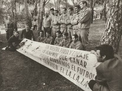 La selecci&oacute;n posa en la Casa de Campo con una pancarta. De izquierda a derecha, de pie: Balmanya (seleccionador), Sadurn&iacute;, S&aacute;ez, Gallego, Can&oacute;s, Pirri, Zoco. Sentados: Rif&eacute;, Amancio, Grosso, Vel&aacute;zquez y Gento.