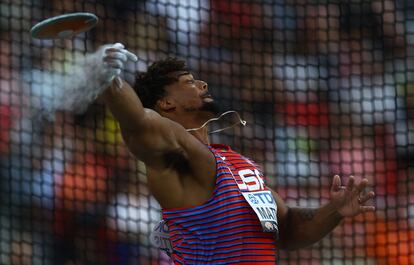 Sam Mattis, atleta estadounidense, lanza un disco durante el Mundial de Atletismo de Budapest, el 19 de agosto.