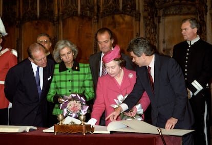 La reina Isabel de Inglaterra firma en el libro de honor en el Ayuntamiento de Barcelona, acompañada del duque de Edimburgo (a la izquierda), los Reyes de España y el alcalde de Barcelona, Pascual Maragall (a la derecha), dentro de los actos de su visita oficial a España en octubre de 1988. 
