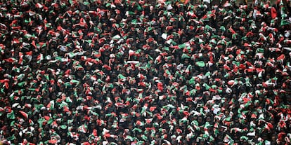 Miembros del ejercito mexicano forman un mosaico con la bandera nacional para celebrar el aniversario de la independencia del país, en la Plaza Zócalo, Ciudad de México.