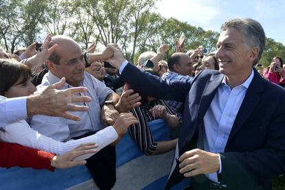 Mauricio Macri saluda a un grupo de seguidores durante una visita a Saladillo, provincia de Buenos Aires.