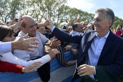 Mauricio Macri saluda a un grupo de seguidores durante una visita a Saladillo, provincia de Buenos Aires.