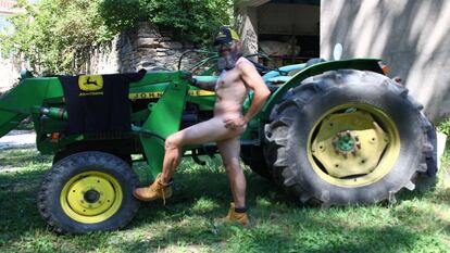 El concejal Pablo Febrero posa desnudo ante el tractor del pueblo. Su fotografía acompaña al mes de diciembre y cierra el almanaque.