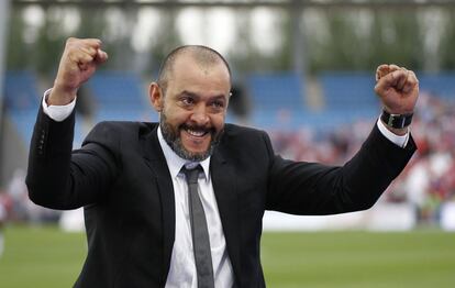 El entrenador del Valencia, el portugués Nuno Espirito Santo, celebra el cuarto puesto de su equipo.