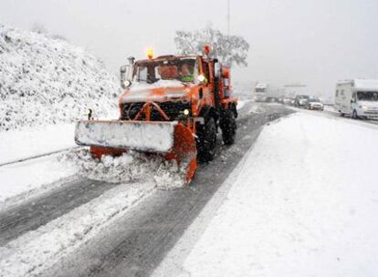 Una máquina quitanieves trabaja en las proximidades de la frontera hispano-francesa en La Jonquera (Girona). El temporal de nieve que afecta a Cataluña ha obligado a cortar el paso este mediodía.