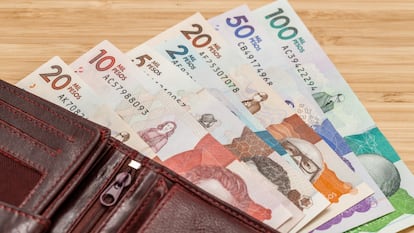 Pesos colombianos de diversas denominaciones.