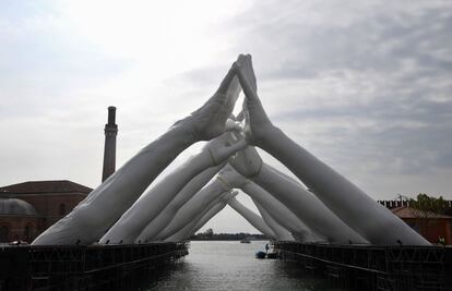 Vista general de la instalación 'Building Bridges' del artista italiano Lorenzo Quinn en el antiguo astillero Arsenale, antes de la 58ª Exposición Internacional de Arte de la Bienal de Venecia el 8 de mayo de 2019 en Venecia (Italia).