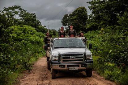 José Sumene, en el centro a la izquierda, dirige a sus guerreros xavantes mientras se dirigen a controlar a un forastero, un "waradzu". Según los informes, ha estado cavando un pozo de cal ilegal en el límite sur de su reserva en la tribu Ripá en el territorio indígena de Pimentel Barbosa en Mato Grosso.