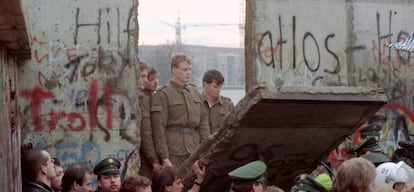Policías de frontera de la Alemania del Este durante la caída del muro de Berlín en la puerta de Brandeburgo.