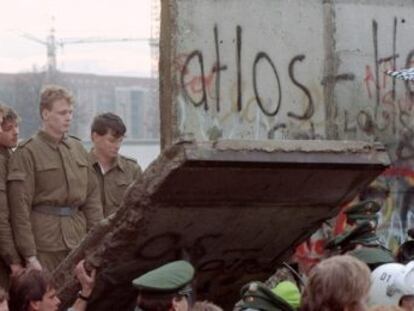 Policías de frontera de la Alemania del Este durante la caída del muro de Berlín en la puerta de Brandeburgo.