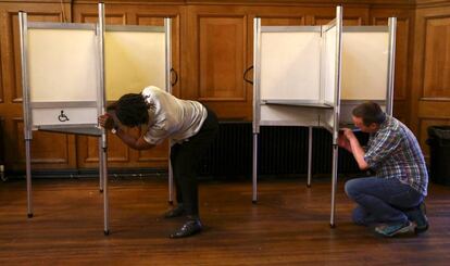 Trabajadores preparan las mesas de votaciones en Londres (Reino Unido).