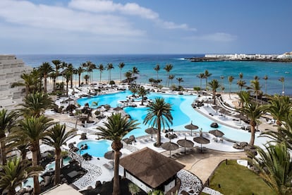 Vista de la piscina diseñada por César Manrique en el hotel Meliá Paradisus, en la Costa Teguise (Lanzarote).