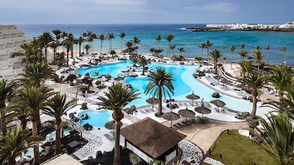 Vista de la piscina diseñada por César Manrique en el hotel Meliá Paradisus.