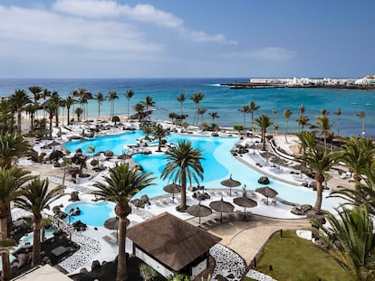 Vista de la piscina diseñada por César Manrique en el hotel Meliá Paradisus, en la Costa Teguise (Lanzarote).