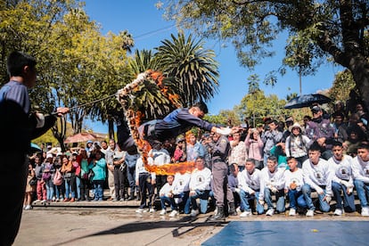 Un joven hace acrobacias durante el desfile de San Cristóbal de las Casas.