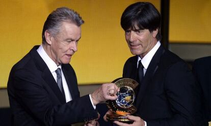 Hitzfeld le entrega el premio a L&ouml;w.