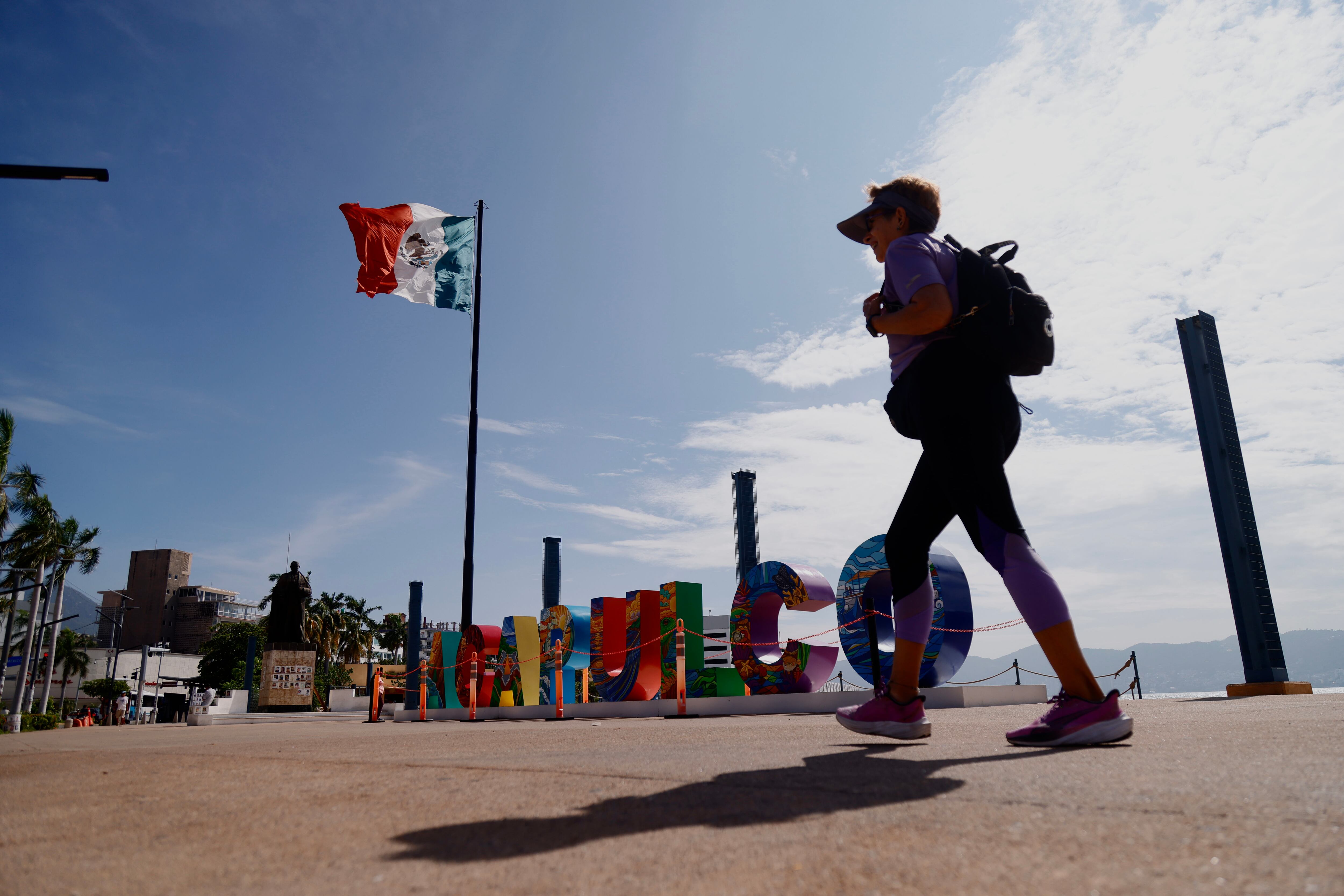 Un turista camina por el malecón este jueves. 