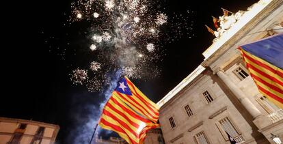 Fuegos artificiales en la plaza de Sant Jaume, en Barcelona, el pasado viernes tras la proclamaci&oacute;n de independencia por el Parlament