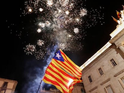Fuegos artificiales en la plaza de Sant Jaume, en Barcelona, el pasado viernes tras la proclamaci&oacute;n de independencia por el Parlament