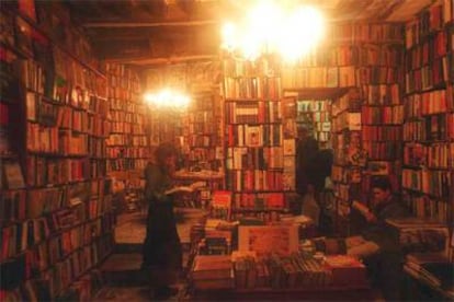 La librería Shakespeare and Company, en el 37 de la Rue Bucherie, fue uno de los refugios parisienses preferidos de Hemingway. Abre a diario de mediodía a medianoche.