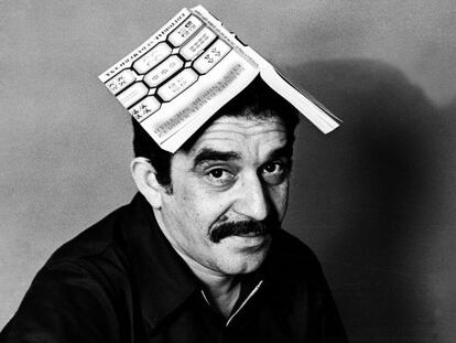 Gabriel García Márquez, retratado por Colita en 1969 con un ejemplar de 'Cien años de soledad'.