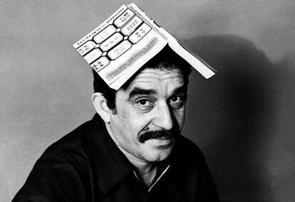 Gabriel García Márquez, retratado por Colita en 1969 con un ejemplar de 'Cien años de soledad'.