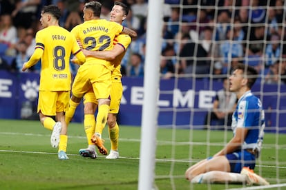 B Los jugadores del FC Barcelona Pedri, Raphinha y Lewandowski celebran el tercer gol del equipo, ante la mirada del defensa del Espanyol César Montes. 
