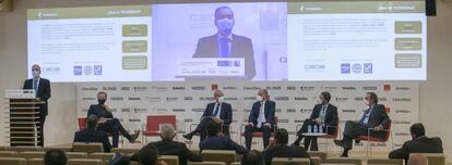 De izquierda a derecha: Pablo Bueno, presidente de Tecniberia; Luis Doncel, periodista de EL PAÍS y moderador del panel; Julián Núñez, presidente de Seopan; Miguel Mondría, director técnico de Typsa; Ignacio Hinojosa, director adjunto de Ingeniería de Ayesa, y Jesús Planchuelo, director de Desarrollo de Negocio de Infraestructuras y Transporte de Sener.