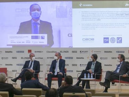 De izquierda a derecha: Pablo Bueno, presidente de Tecniberia;  Luis Doncel, periodista de EL PAÍS y moderador del panel; Julián Núñez, presidente de Seopan; Miguel Mondría, director técnico de Typsa; Ignacio Hinojosa, director adjunto de Ingeniería de Ayesa, y  Jesús Planchuelo, director de Desarrollo de Negocio de Infraestructuras y Transporte de Sener. 