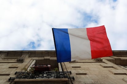 La bandera nacional francesa ondea en el balcón de una vivienda en Burdeos (Francia).