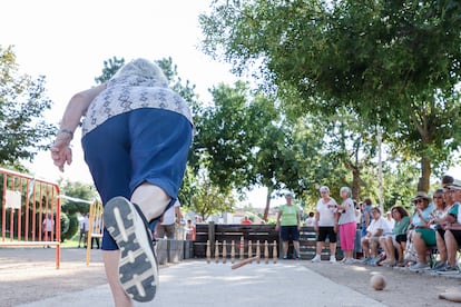 Mujer jugando a los bolos en la localidad de Torrecaballeros (Segovia).