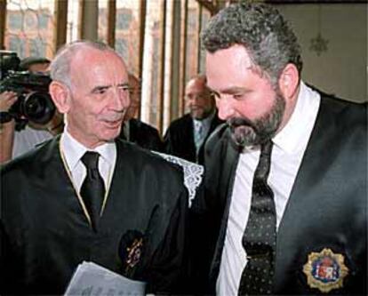 Jesús Cardenal (izquierda) y Jesús García Calderón, ayer, durante la toma de posesión del último.