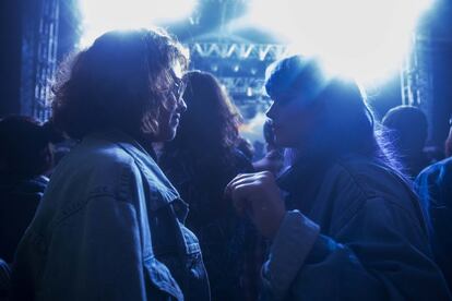 Dos chicas bailan durante la actuación de Boys Noize.