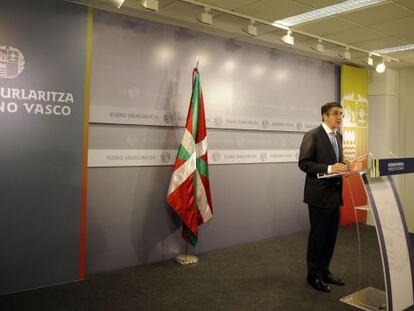 El 'lehendakari', Patxi López, durante su comparecencia después del Consejo de Gobierno, ayer en Vitoria.