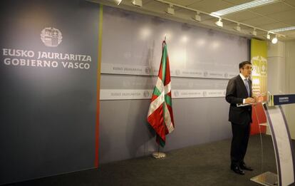 El 'lehendakari', Patxi López, durante su comparecencia después del Consejo de Gobierno, ayer en Vitoria.