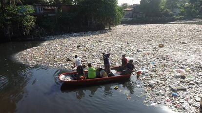 Um grupo de cidadãos retira plásticos de um rio nas Filipinas