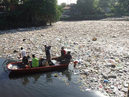 Um grupo de cidadãos retira plásticos de um rio nas Filipinas