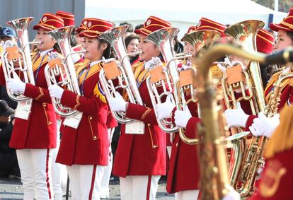 Una banda norcoreana actúa durante la ceremonia de bienvenida a los atletas en la Villa Olímpica de Gangneung (Corea del Norte).