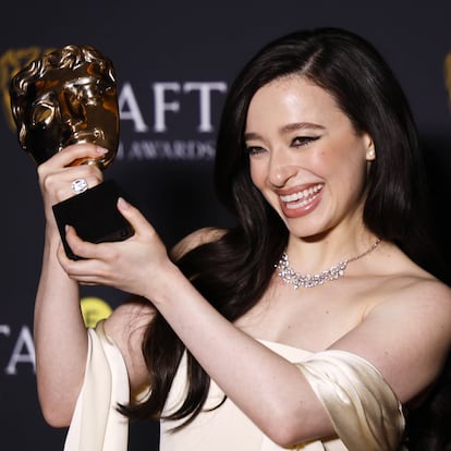 LONDON (United Kingdom), 16/02/2025.- US actor Mikey Madison poses in the press room after winning the Best Actress award for 'Anora' during the BAFTA Film Awards at the Royal Festival Hall in London, Britain, 16 February 2025. The ceremony is hosted by the British Academy of Film and Television Arts (BAFTA). (Cine, Reino Unido, Londres) EFE/EPA/TOLGA AKMEN
