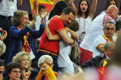 18 de agosto de 2012. El príncipe Felipe y la princesa Letizia se abrazan, junto a la reina Sofía, celebrando la clasificación de España para la final contra Estados Unidos.