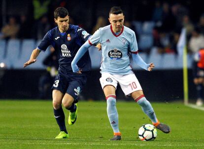 Aspas protege el balón ante Aaron Martín.