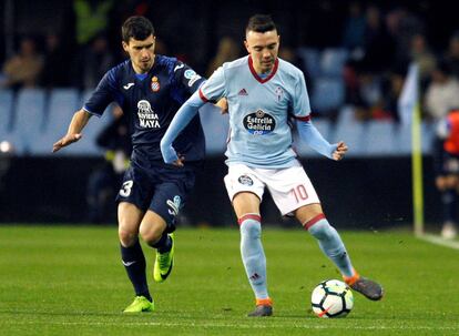 Aspas protege el bal&oacute;n ante Aaron Mart&iacute;n.