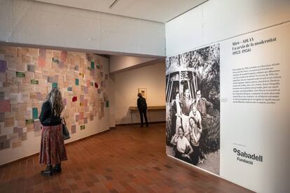 Visitantes en una sala de la exposición sobre Adlan de la Fundación Miro.