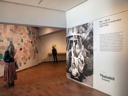 Visitantes en una sala de la exposición sobre Adlan de la Fundación Miro.