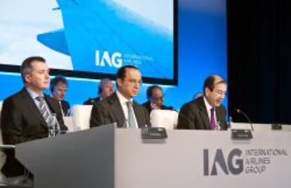 Willie Walsh, Antonio V&aacute;zquez y el secretario del consejo de IAG, Fernando Vives, ayer en la junta de accionistas del &#039;holding&#039; de aerol&iacute;neas.