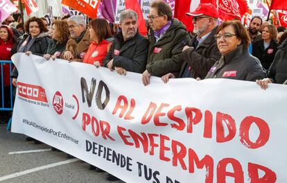 Los sindicatos CCOO y UGT convocan concentraciones contra la sentencia del Tribunal Constitucional que avala el despido objetivo por bajas por enfermedad.