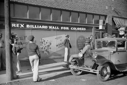 Varios hombres frente a una sala de billar para afroamericanos en una calle de Memphis (Tennessee), en 1939.