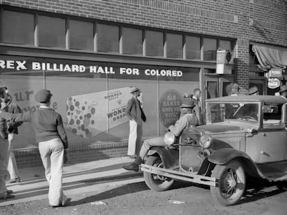 Varios hombres frente a una sala de billar para afroamericanos en una calle de Memphis (Tennessee), en 1939.