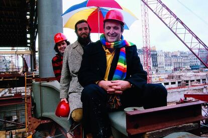 Richard Rogers, Renzo Piano e Peter Encrespe no Centro Pompidou, em 1974