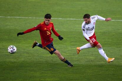 Pedri trata de controlar el balón ante Kiteishvili, jugador de Georgia, en el encuentro disputado el pasado domingo en el estadio Boris Paichadze de Tiflis. / (AP)